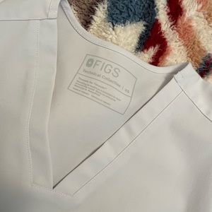 White figs scrub top